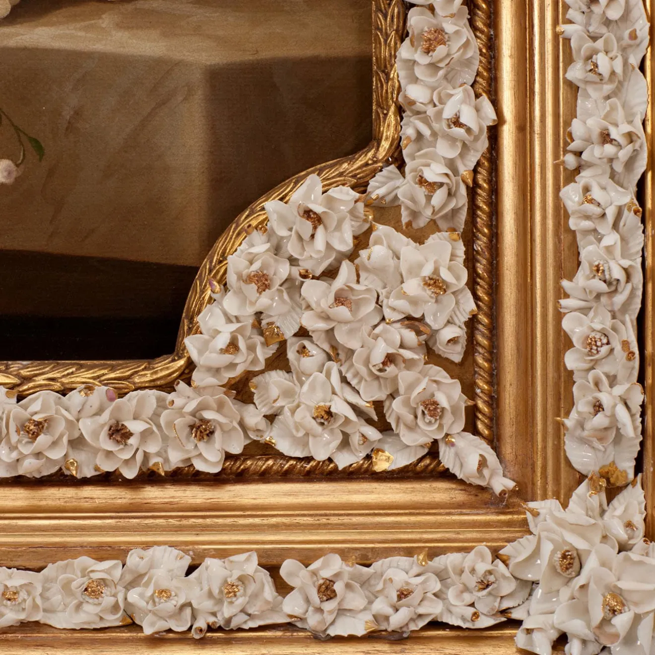 Caiafa Specchio ad arco con fiori in porcellana Capodimonte e dettagli dorati dipinti a mano