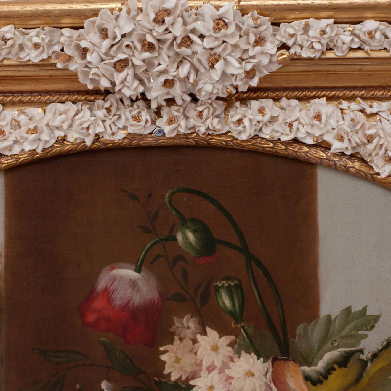 Caiafa Specchio ad arco con fiori in porcellana Capodimonte e dettagli dorati dipinti a mano