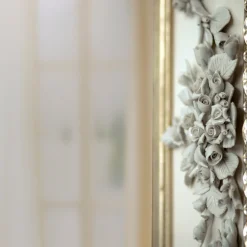 Caiafa Specchio con cornice Rosetta e ghirlanda in porcellana