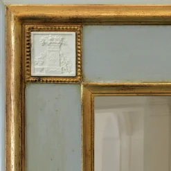 Caiafa Specchio da parete classico dorato con placchette in porcellana biscuit di Capodimonte