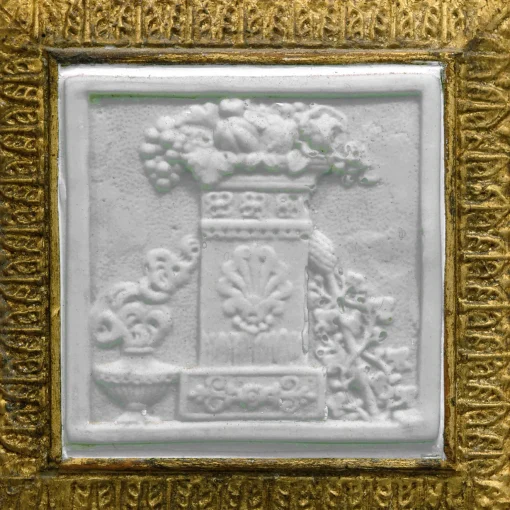 Caiafa Specchio da parete classico dorato con placchette in porcellana biscuit di Capodimonte