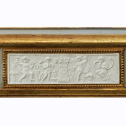 Caiafa Specchio da parete classico dorato con placchette in porcellana biscuit di Capodimonte
