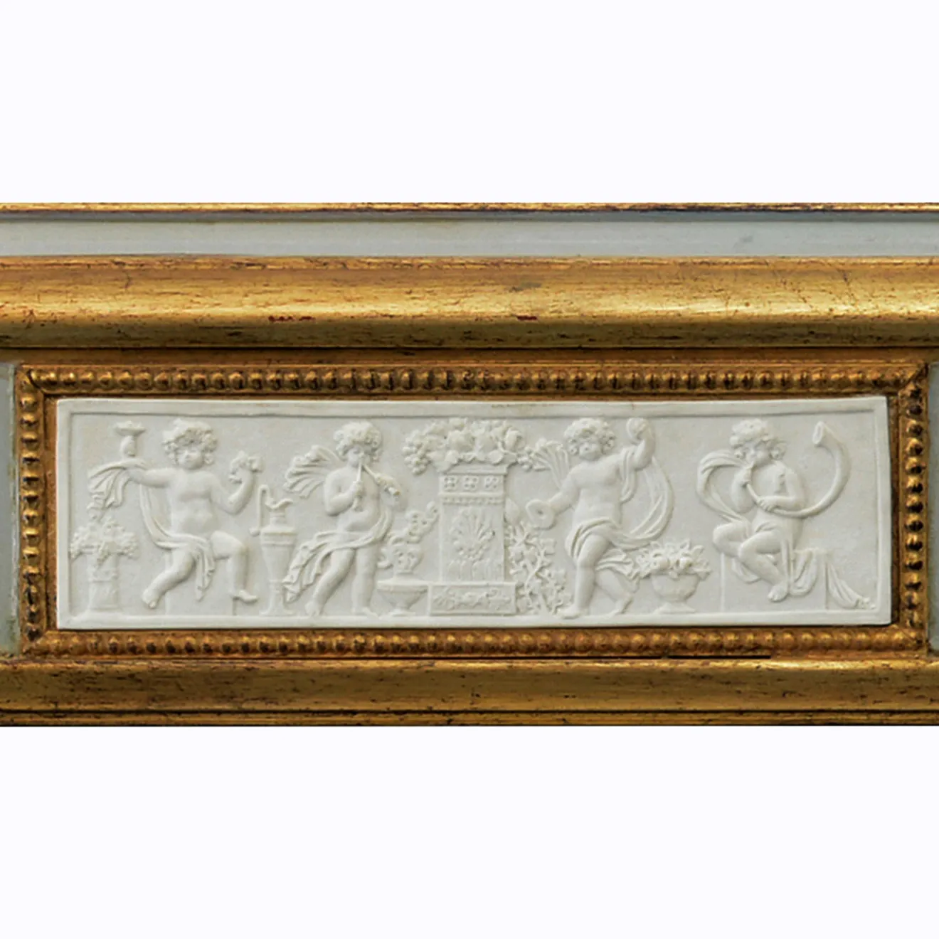 Caiafa Specchio da parete classico dorato con placchette in porcellana biscuit di Capodimonte
