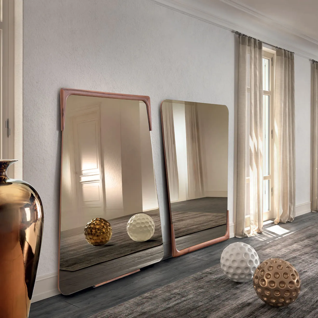 Pacini & Cappellini Specchio Destiny con cornice in massello di noce canaletto di Marco Corti