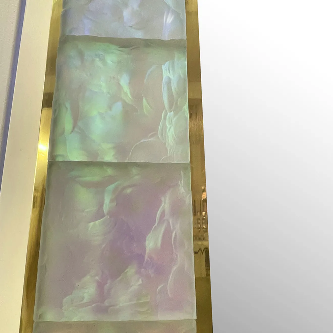 Ghirò Studio Specchio di cristallo iridescente Martelé fatto a mano
