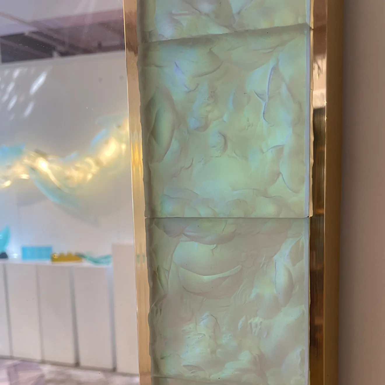 Ghirò Studio Specchio di cristallo iridescente Martelé fatto a mano