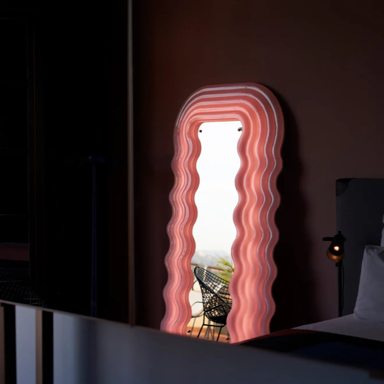 Poltronova Specchio e lampada da terra Ultrafragola di Ettore Sottsass