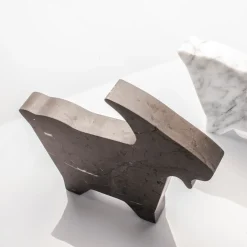 Kimano Statuetta di capra grigia di Alessandra Grasso