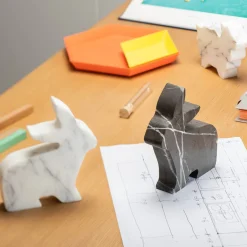 Kimano Statuetta grigia Bunny di Alessandra Grasso