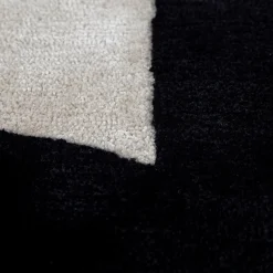 Jaipur Rugs Tappeto Blocks in Ebony and White di Keith Pillow da Daaa Haus