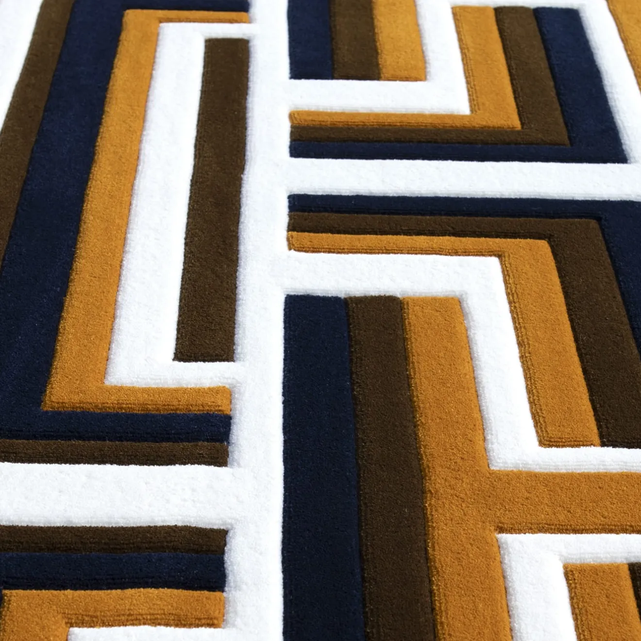 Carpet Edition Tappeto Castelbarco geometrico in lana della Nuova Zelanda marrone/nero/bianco