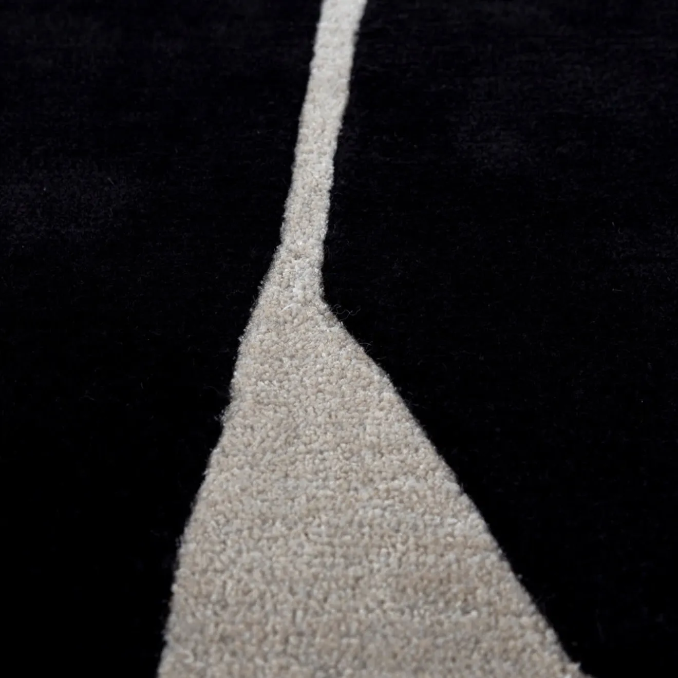 Jaipur Rugs Tappeto Cross Section Ebony White di Keith Pillow da Daaa Haus