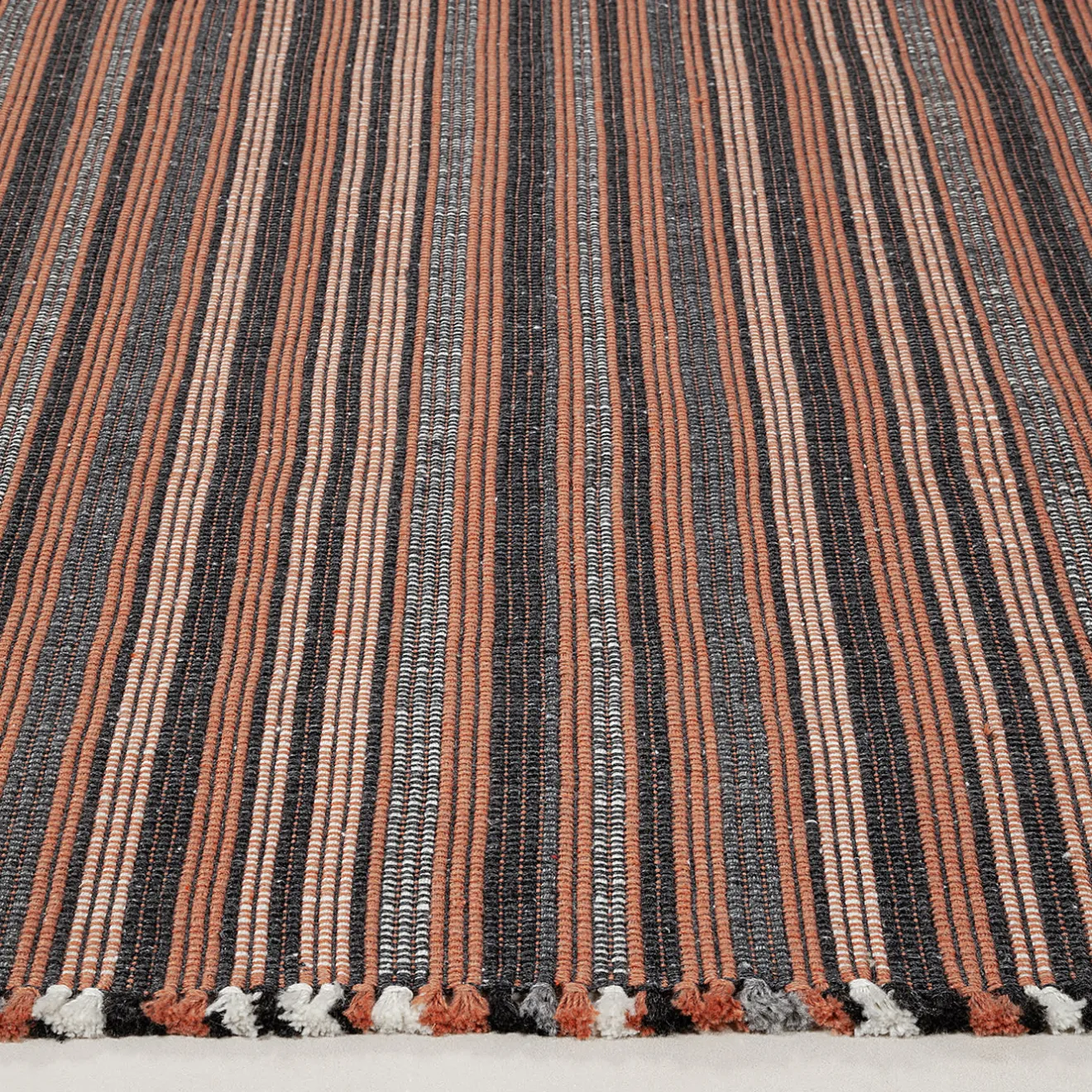 Amini Tappeto Prune Charcoal Recycled PET In&Outdoor di Carlotta Fortuna