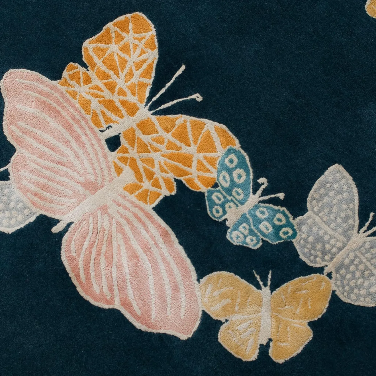 Sergio Mannino Studio Tappeto rotondo in lana e seta fatto a mano Spirit In The Night Sky Butterfly Blue