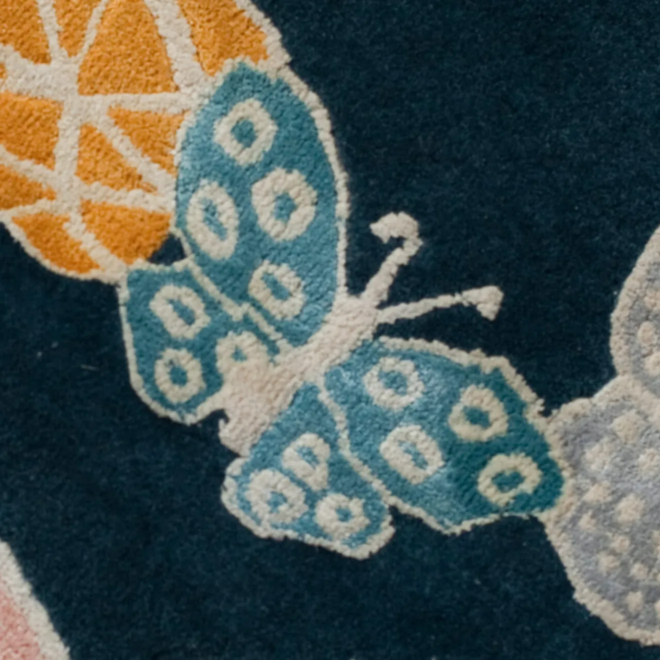 Sergio Mannino Studio Tappeto rotondo in lana e seta fatto a mano Spirit In The Night Sky Butterfly Blue