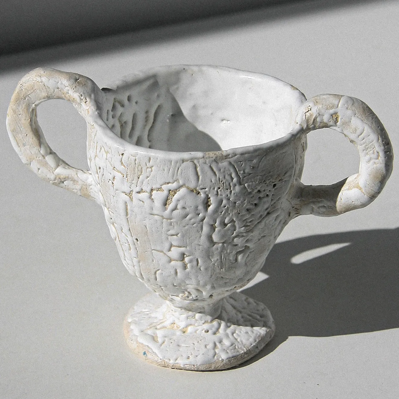 Raffaella Bandera Tazza con piedino bianco e manici