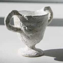 Raffaella Bandera Tazza con piedino bianco e manici