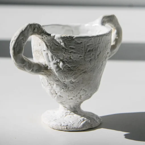 Raffaella Bandera Tazza con piedino bianco e manici