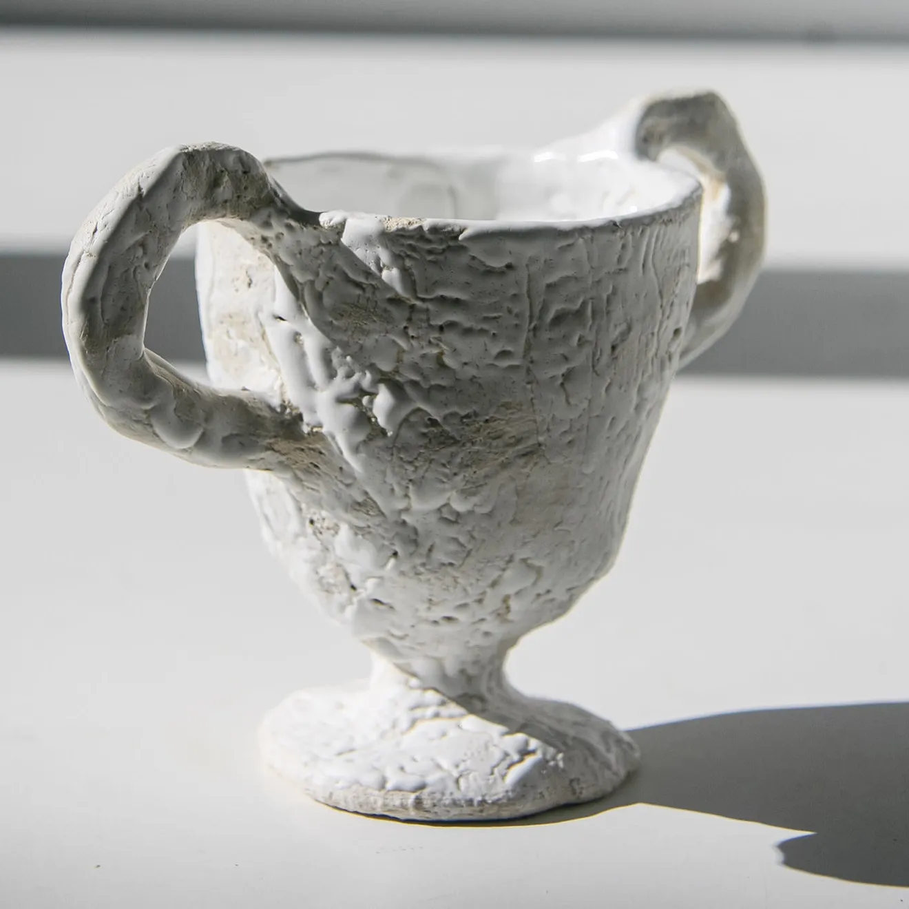 Raffaella Bandera Tazza con piedino bianco e manici