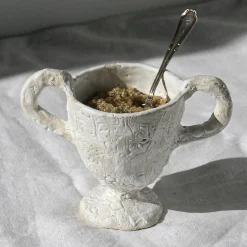 Raffaella Bandera Tazza con piedino bianco e manici
