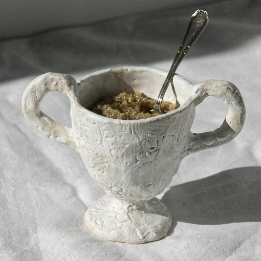 Raffaella Bandera Tazza con piedino bianco e manici