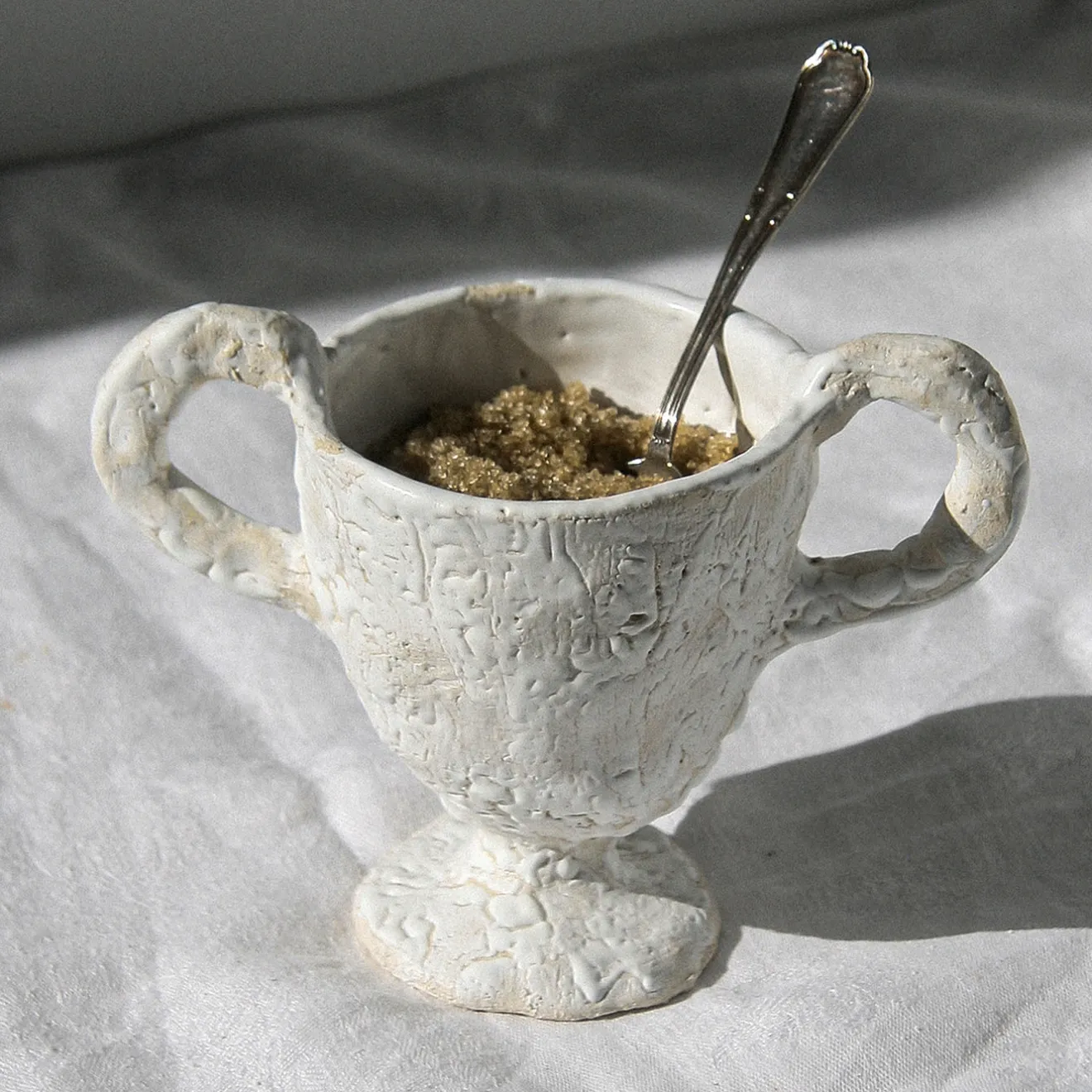 Raffaella Bandera Tazza con piedino bianco e manici
