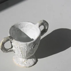 Raffaella Bandera Tazza con piedino bianco e manici