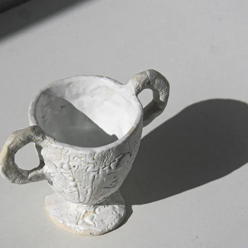 Raffaella Bandera Tazza con piedino bianco e manici