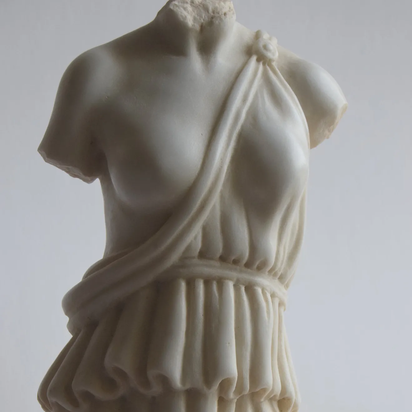 Todini Sculture Torso Femminile con Tunica Scultura in Marmo di Carrara con base