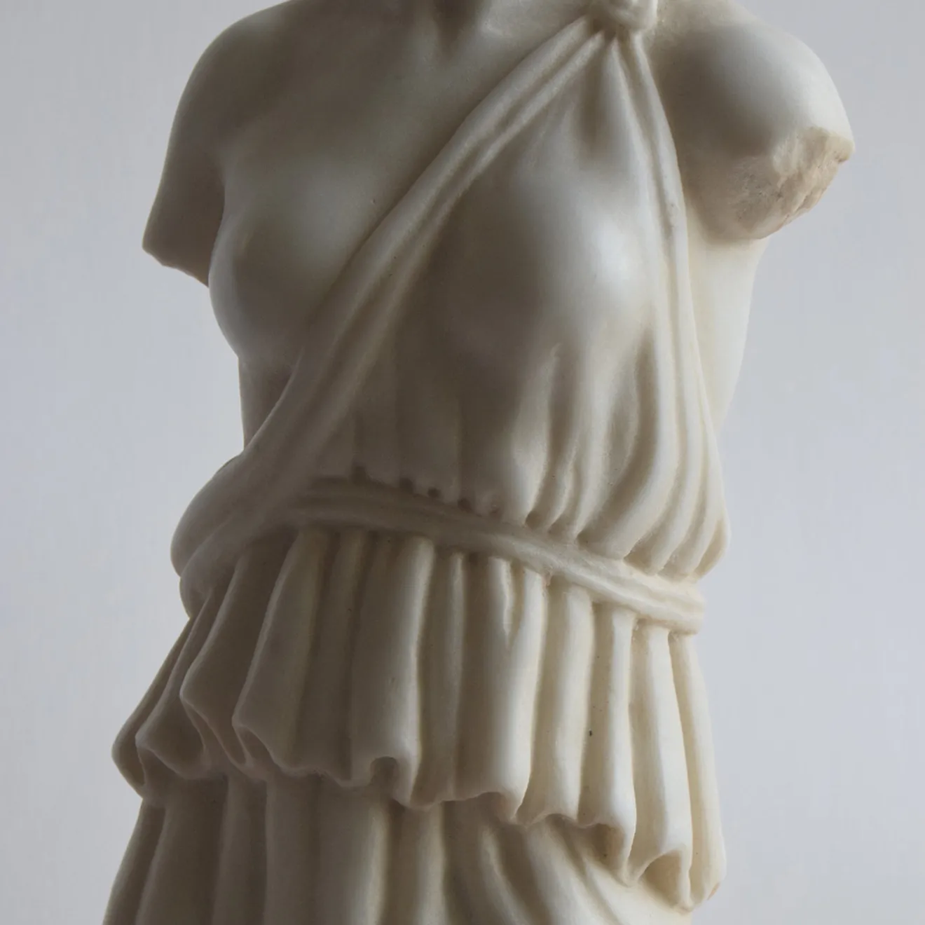 Todini Sculture Torso Femminile con Tunica Scultura in Marmo di Carrara con base