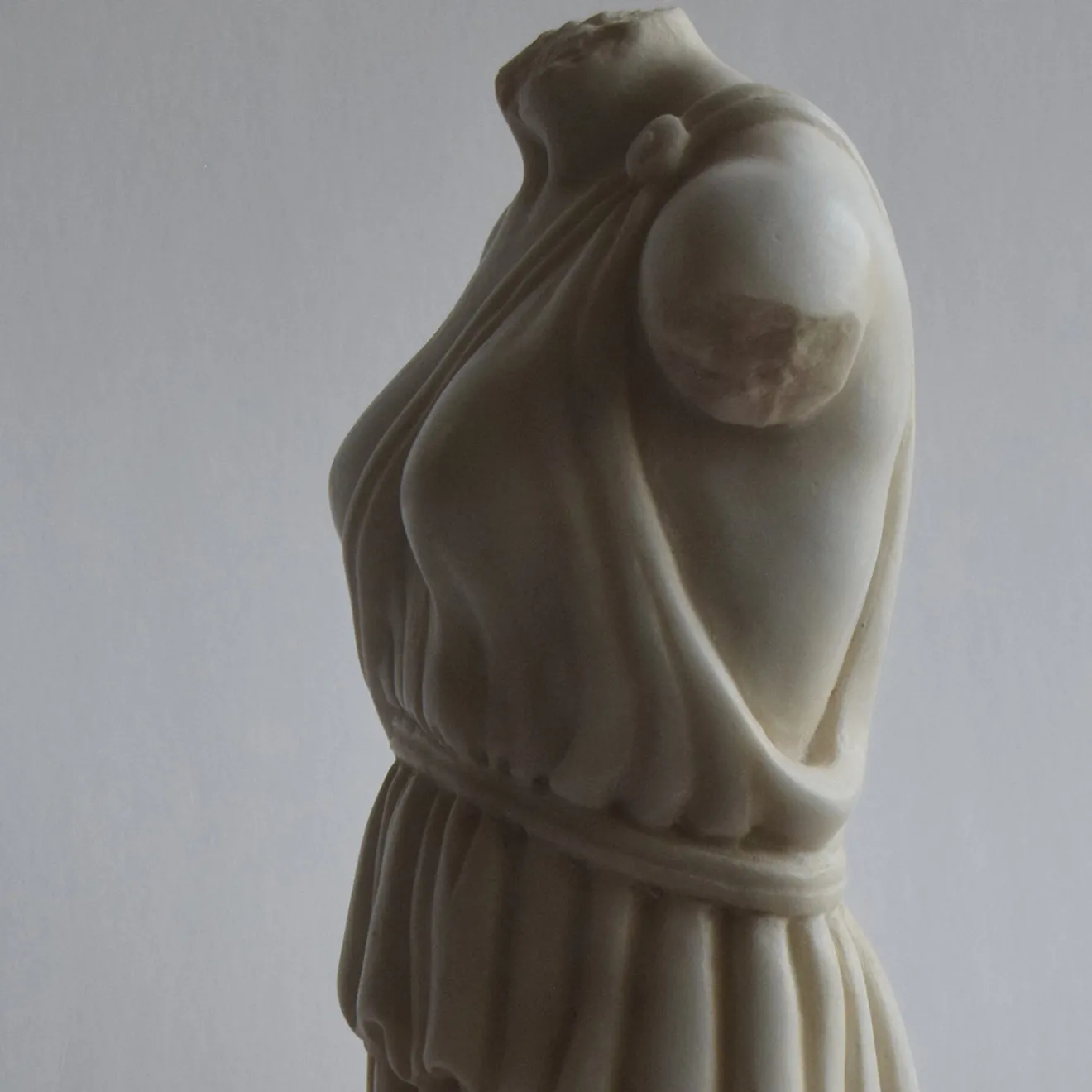Todini Sculture Torso Femminile con Tunica Scultura in Marmo di Carrara con base