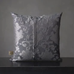 The House of Lyria Tweedia Cuscino quadrato in jacquard azzurro floreale