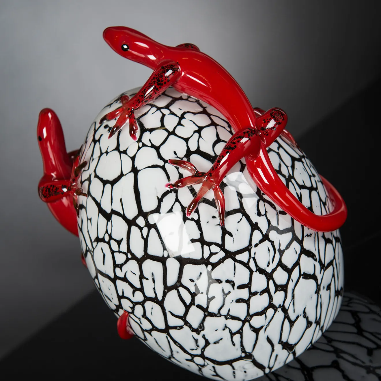 VGnewtrend Uovo di cristallo con gechi di vetro rosso