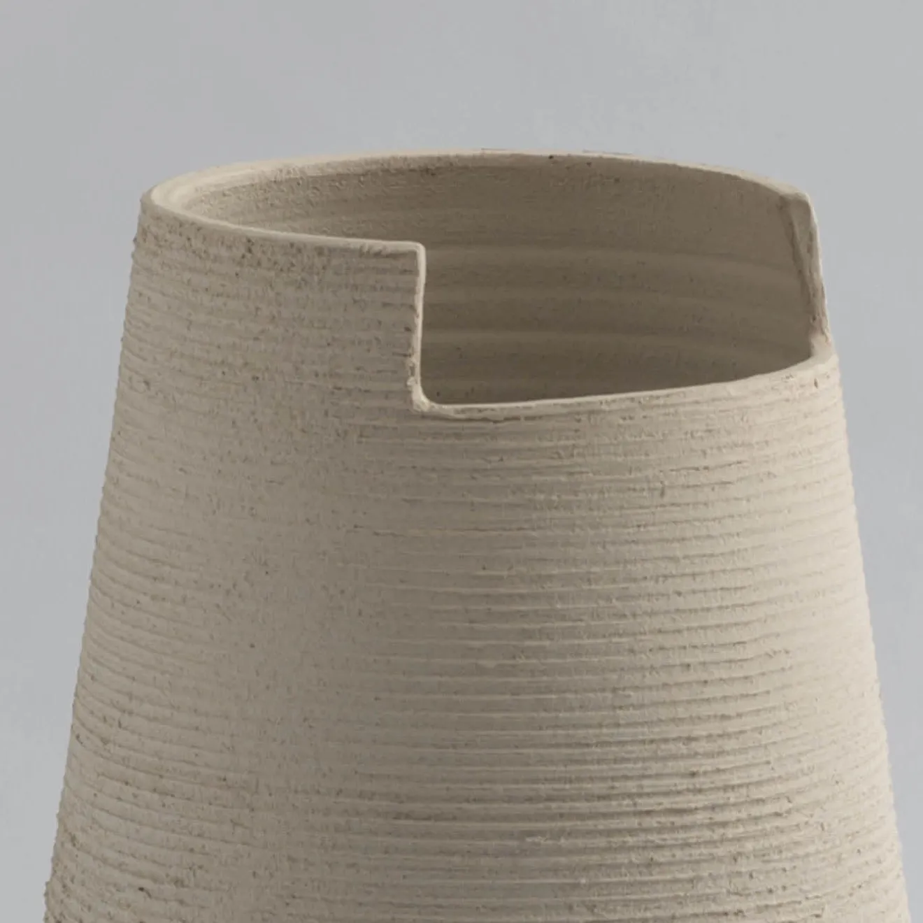 StudioNudo Vaso Alto in Argilla Sabbia Tagliata Light
