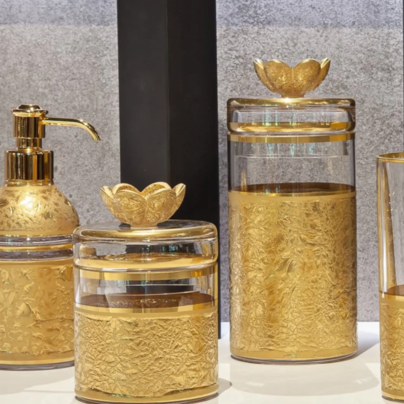 Griffe Montenapoleone by Vetrerie di Empoli Vaso con coperchio in vetro con base ispirata a Michelangelo