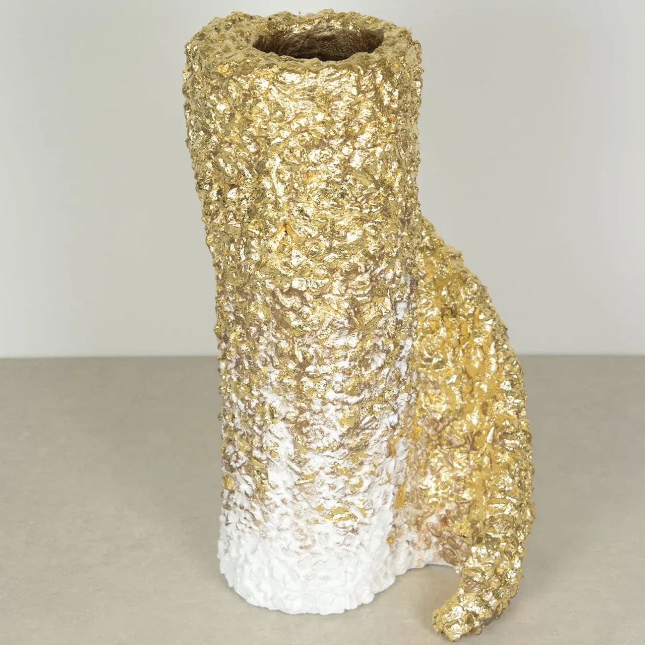 PB Studio Artigiano Vaso Con Scaglie Di Marmo Foglia Oro E Smalto Bianco Lucido