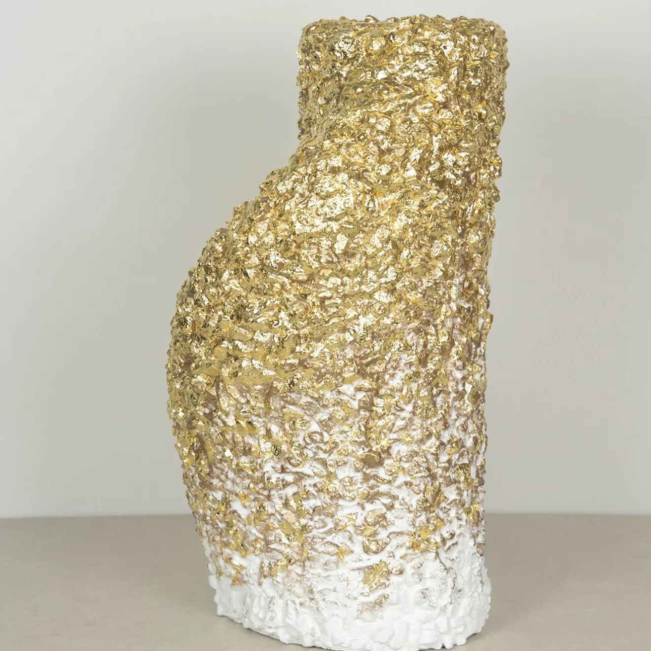 PB Studio Artigiano Vaso Con Scaglie Di Marmo Foglia Oro E Smalto Bianco Lucido