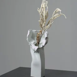 Jenna Basso Pietrobon Vaso Crespano Merz in ceramica bianca