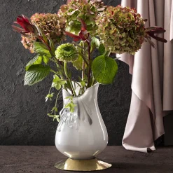 Aina Kari Vaso decorativo Stravedamento in vetro di Murano bianco e ottone martellato