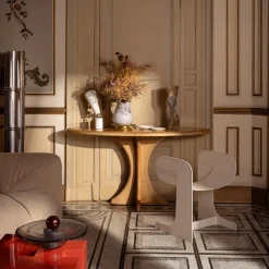 Aina Kari Vaso decorativo Stravedamento in vetro di Murano bianco e ottone martellato