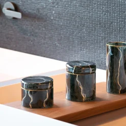 Griffe Montenapoleone by Vetrerie di Empoli Vaso di vetro basso nero ispirato al marmo di Portoro con coperchio