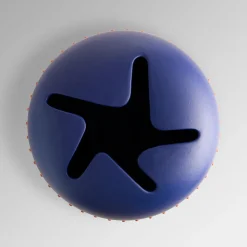 Nuove Forme Vaso in ceramica blu con puntini rossi di Arik Levy