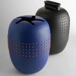 Nuove Forme Vaso in ceramica blu con puntini rossi di Arik Levy