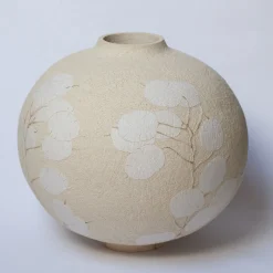 Elena Milani Vaso in gres bianca smaltata Flora Lunaria con motivo floreale