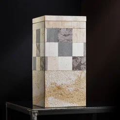 Tao_H Vaso in marmo bianco e giallo Square B con coperchio di Luciano Setten