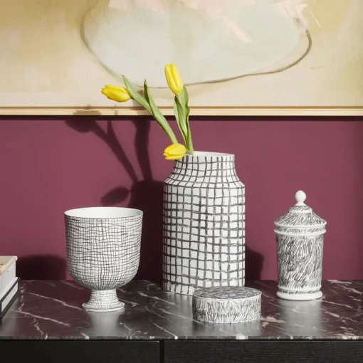 Cassina Vaso Post Scriptum in bianco e nero con coperchio di Formafantasma
