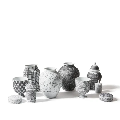 Cassina Vaso Post Scriptum in bianco e nero con coperchio di Formafantasma