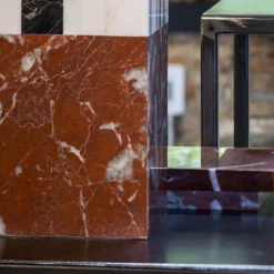 Tao_H Vaso quadrato in marmo bianco e rosso con coperchio di Luciano Setten