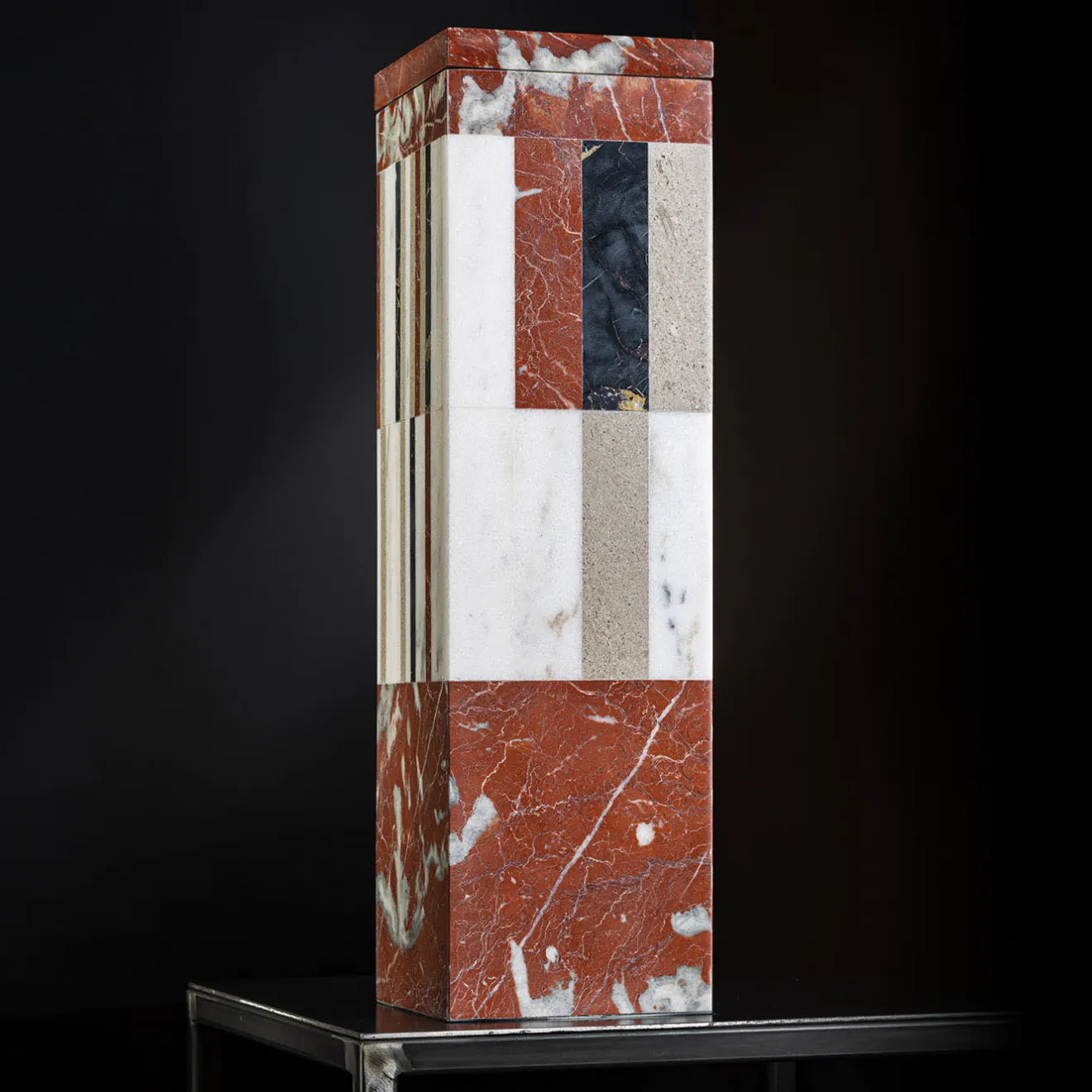 Tao_H Vaso quadrato in marmo bianco e rosso con coperchio di Luciano Setten