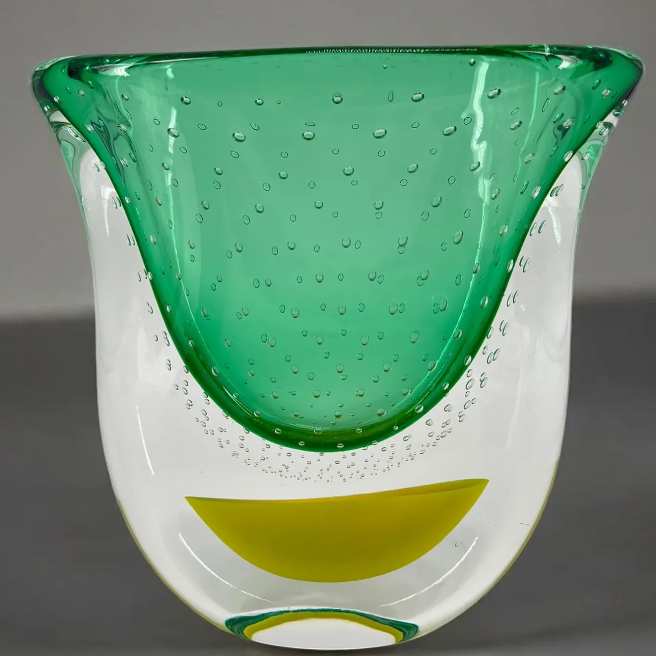 Officine di Murano 1295 Vaso scultoreo in vetro di Murano verde e giallo Gran Sommerso